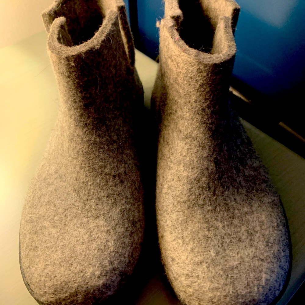 Glerups, only used less than 5 days.  Felt and rubber bottoms.
